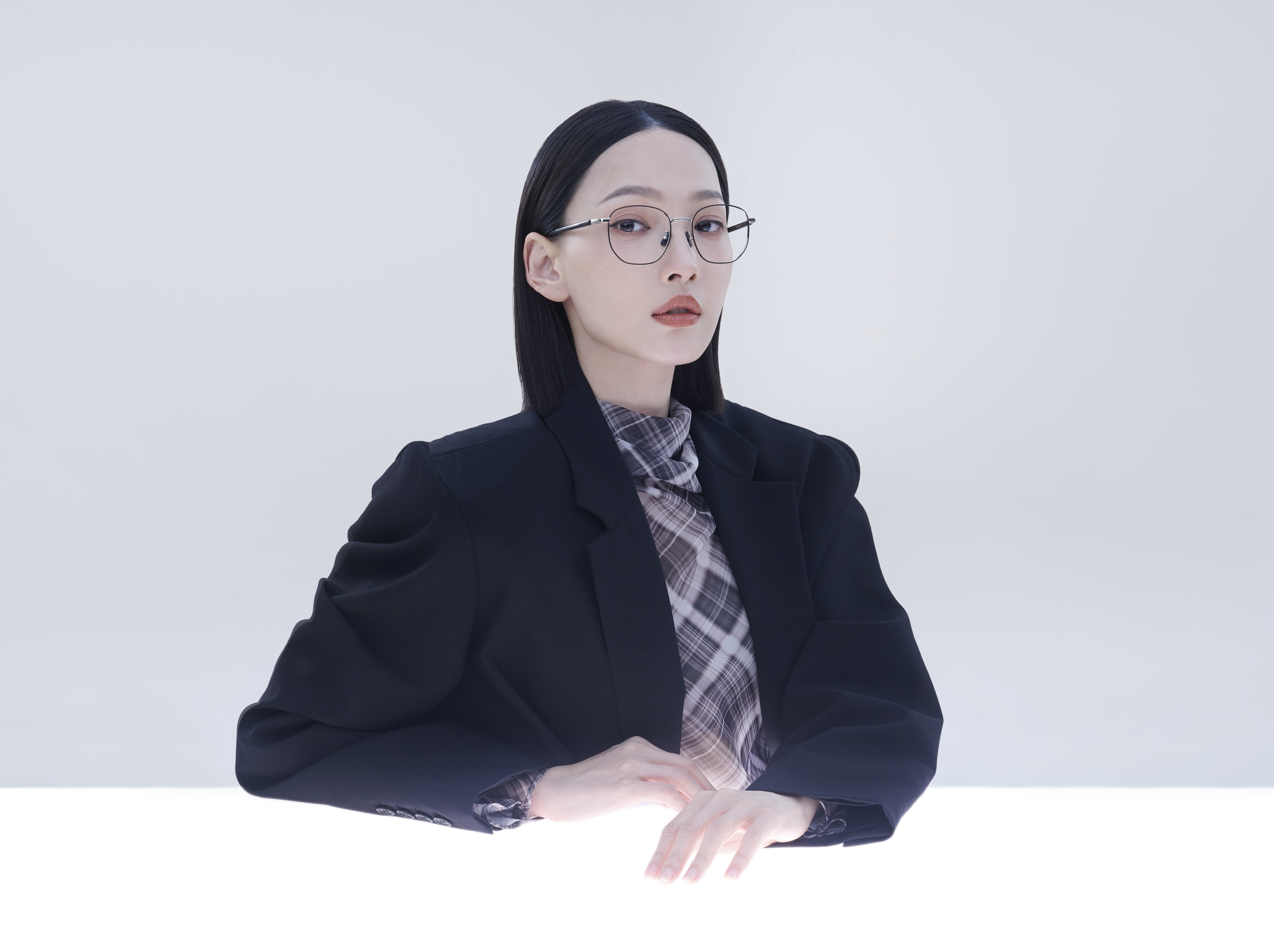 林映唯成小學老師「眼鏡造型」太驚豔!被品牌相中 時尚大片曝光