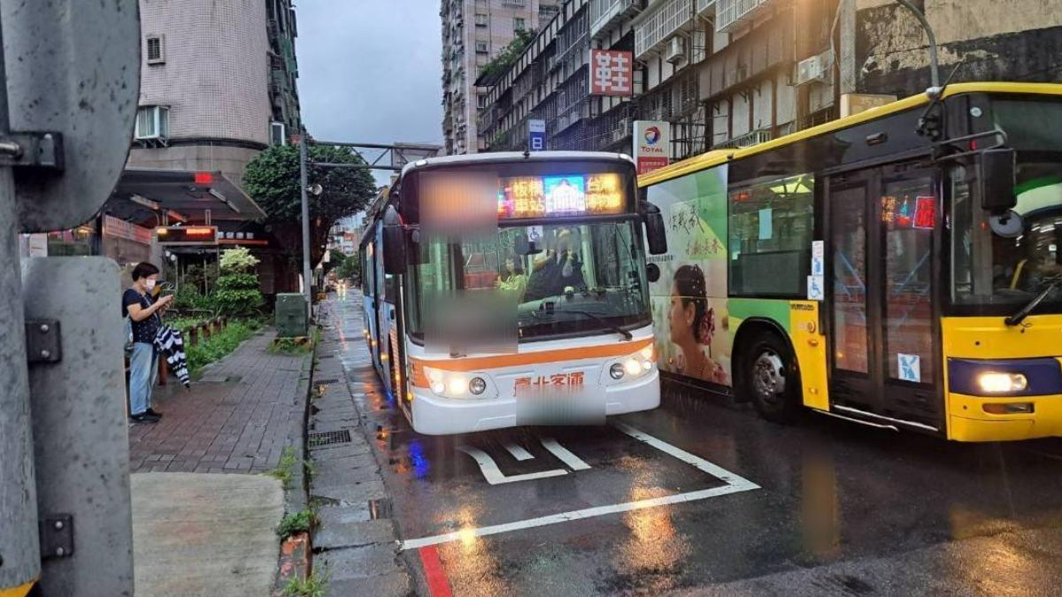 公車上出現「臭青母」。(圖/TVBS))