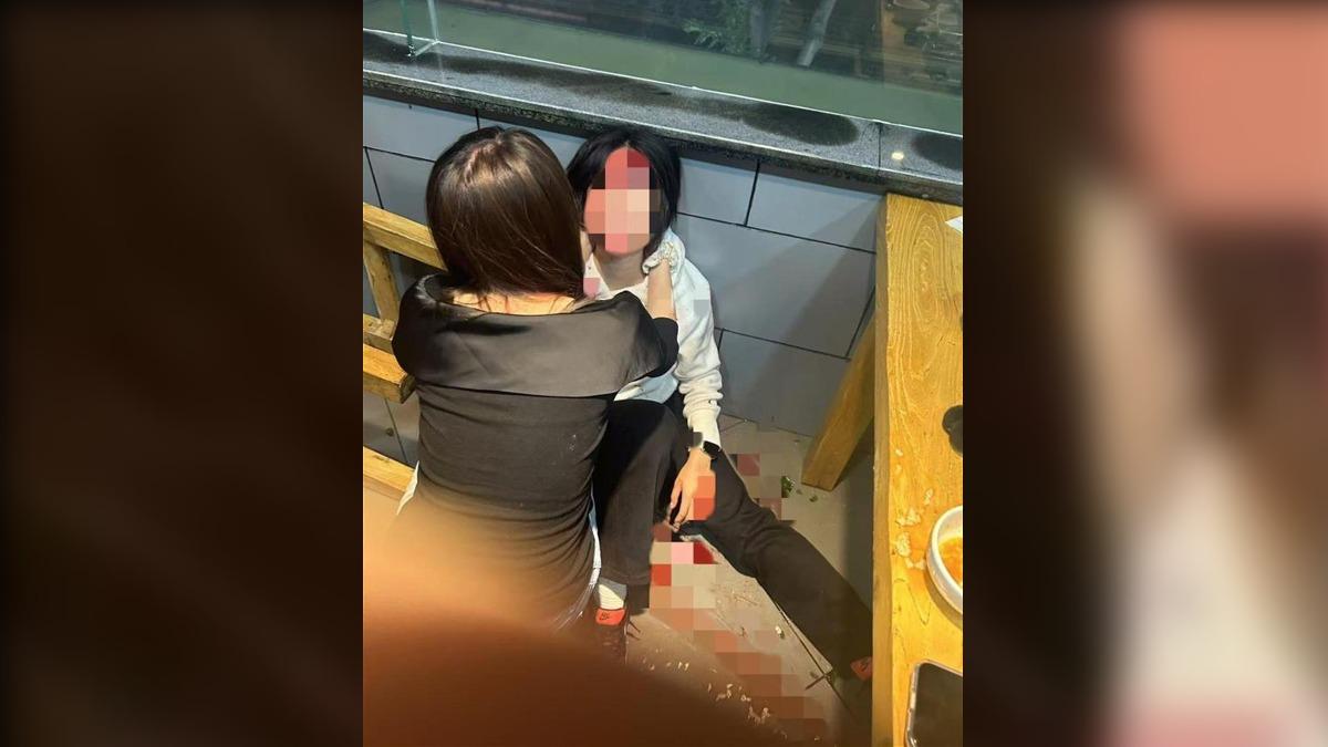 疑似現場畫面的照片流出,只見1名女生滿臉是血、癱坐在地上,周圍地面上也有大片血跡。(圖/翻攝自極目新聞)
