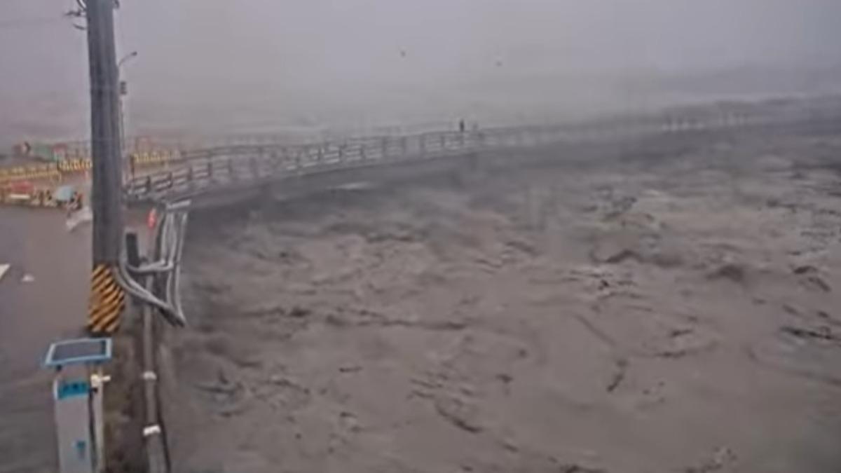 天氣/康芮猛灌雨「水位急速抬升」!花蓮大橋緊急封閉 暴漲畫面曝光