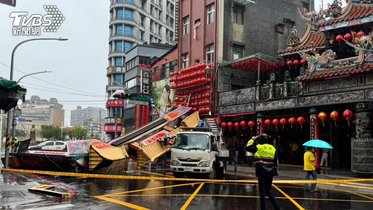 快訊/康芮強風釀災!板橋慈惠宮牌樓倒塌 警封路管制人車