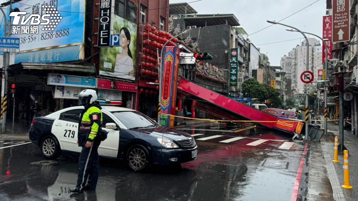 警方封路進行人車管制。(圖/TVBS)