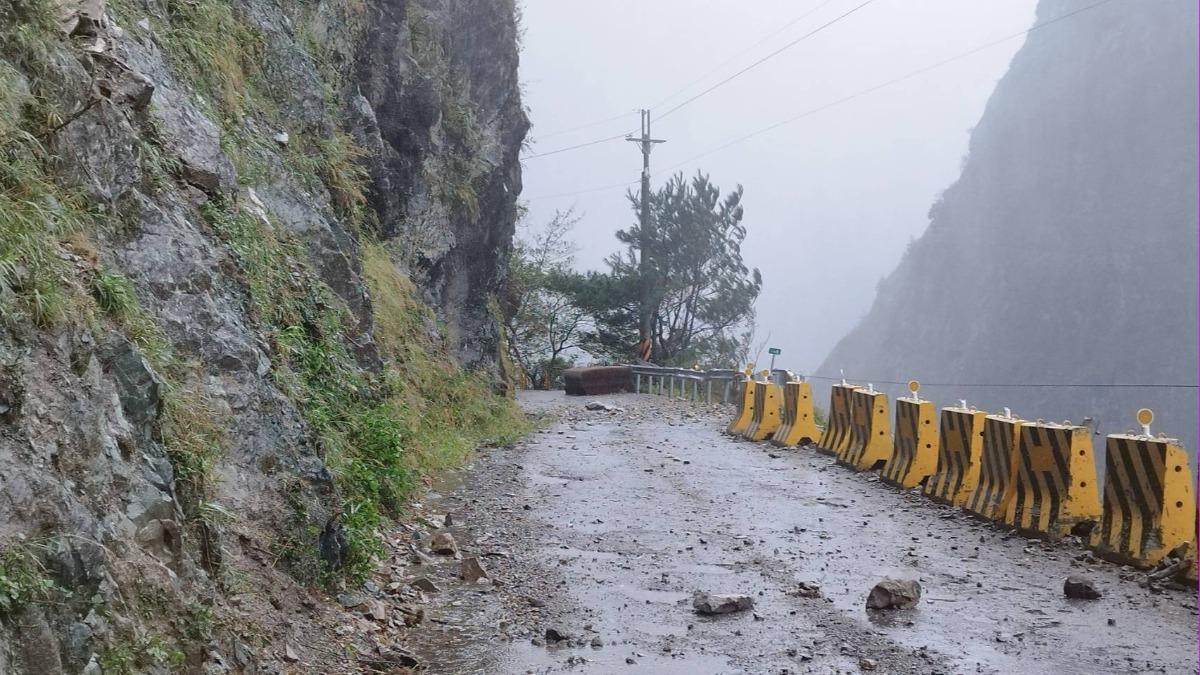 康芮「大雨狂炸」!保全險遭落石砸中 台中梨山聯外3道路封閉