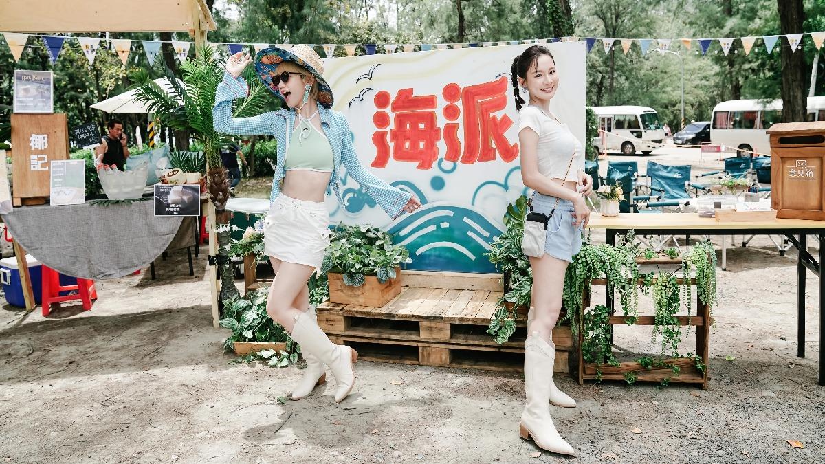 Lulu(左)和林莎大秀好身材。(圖/東森綜合台提供)