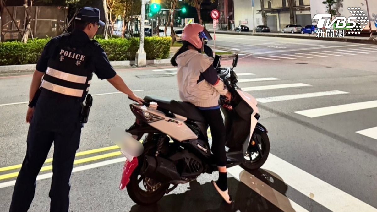員警扶起女騎士。(圖/TVBS)
