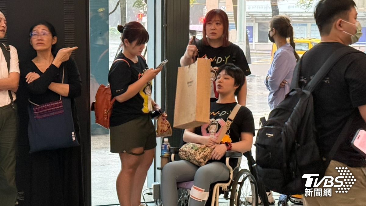 有坐輪椅的粉絲已到台北小巨蛋,沒想到演唱會臨時喊卡。(圖/劉建偉攝)