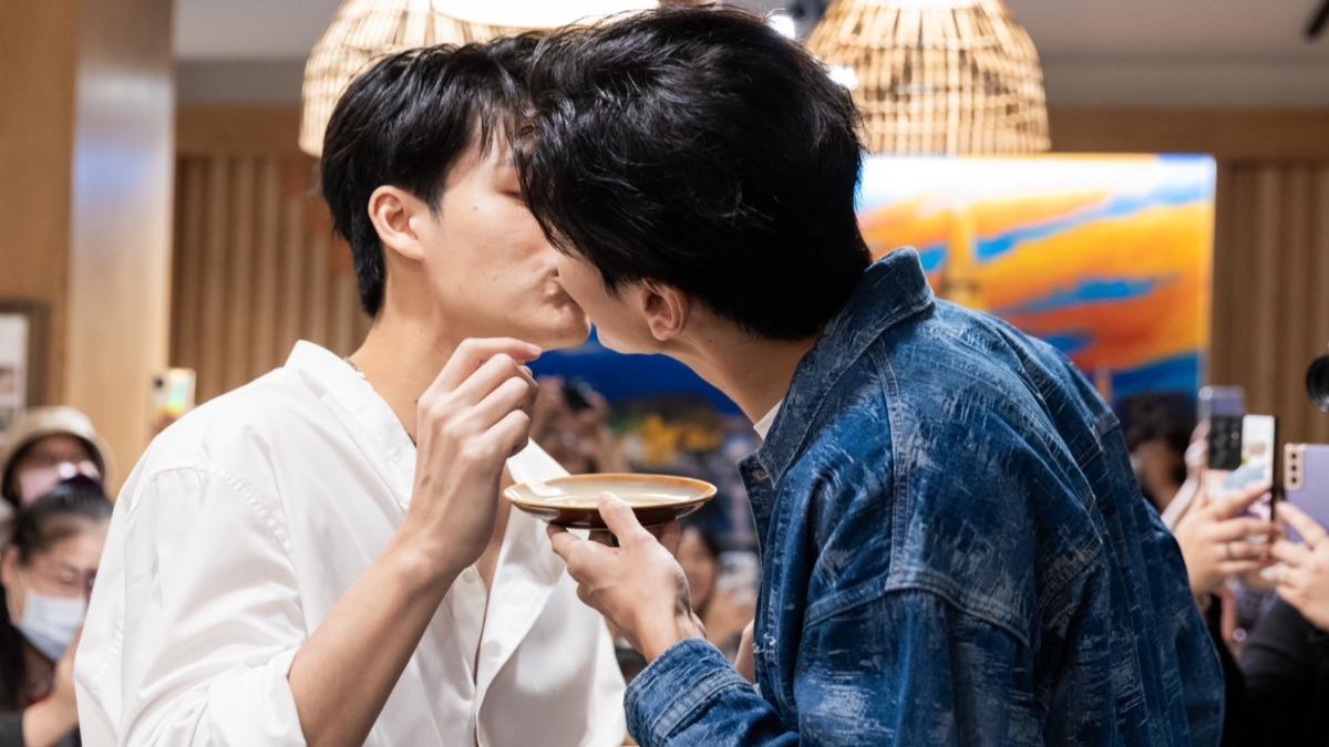 劉泯廷(右)、Jame共吃春捲角度幾乎像是接吻一樣。(圖/GagaOOLala提供)