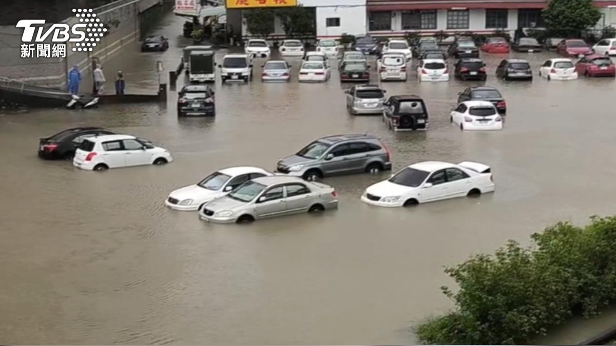 高雄人淹怕了!康芮來襲他「1天8000」徵車位 網驚:不如被拖吊