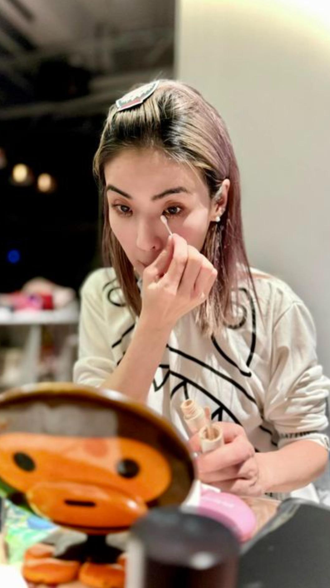 徐小可一早就開始化妝,準備晚上看劉德華演唱會。(圖/翻攝自阿BEN IG)