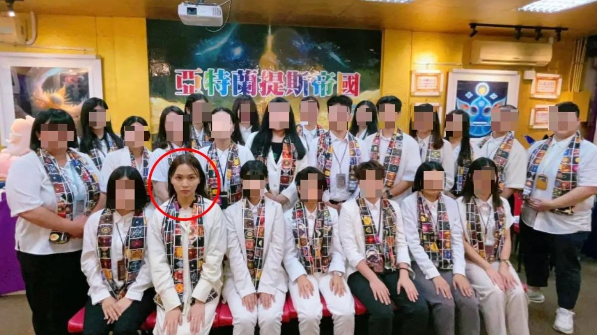 網友挖出林瑄與社員合照。(圖/翻攝自鳳凰之母國際團隊臉書)