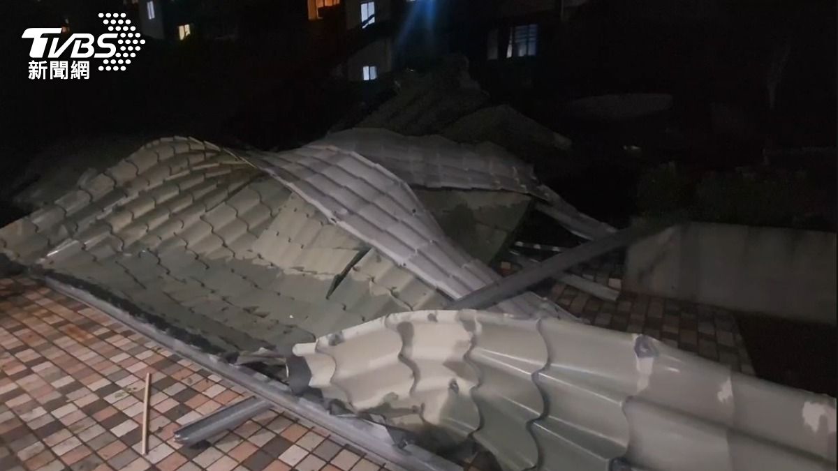 掉落鐵皮波及到對面。(圖/TVBS)