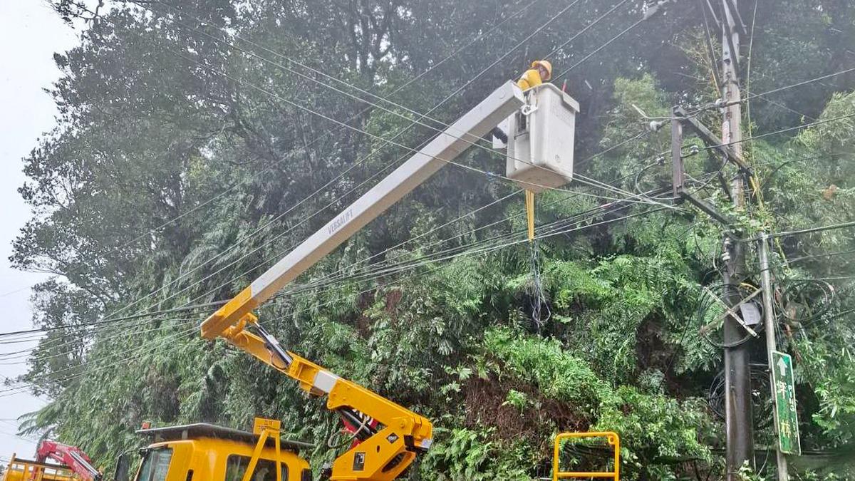 康芮颱風致全台「8.9萬戶仍停電」!台電動員所有人力:持續搶修中