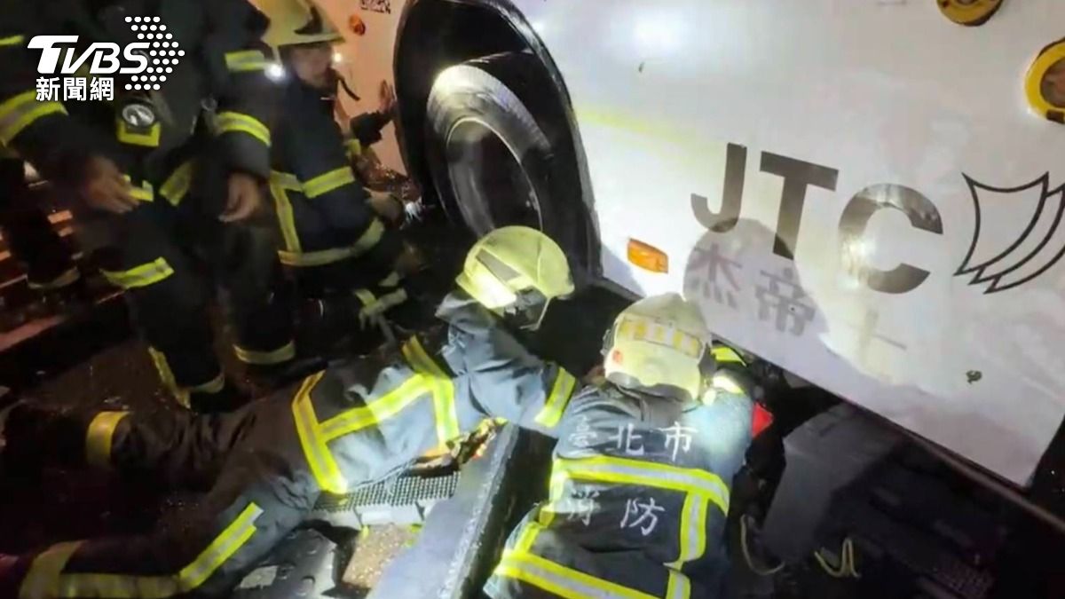 羅斯福路四段與基隆路四段交叉口民眾遭公車撞擊受困救出後送往台大醫院。(圖/TVBS)