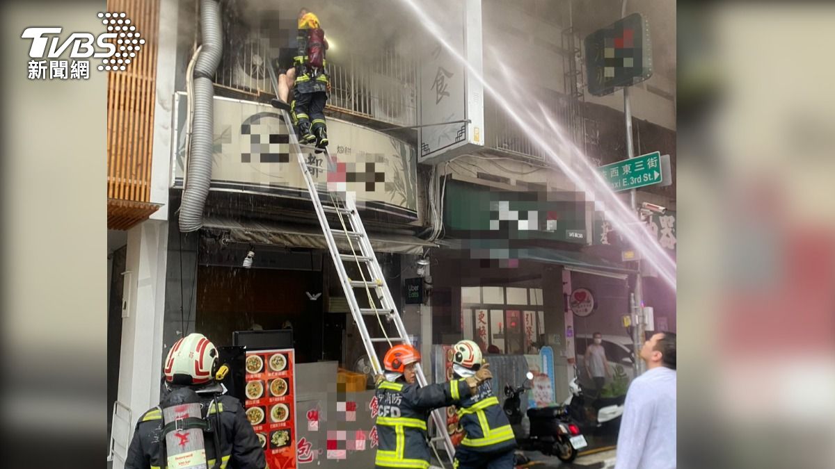救護人員在7時28分救出受困二樓陽台的55歲妻子。（圖／TVBS）