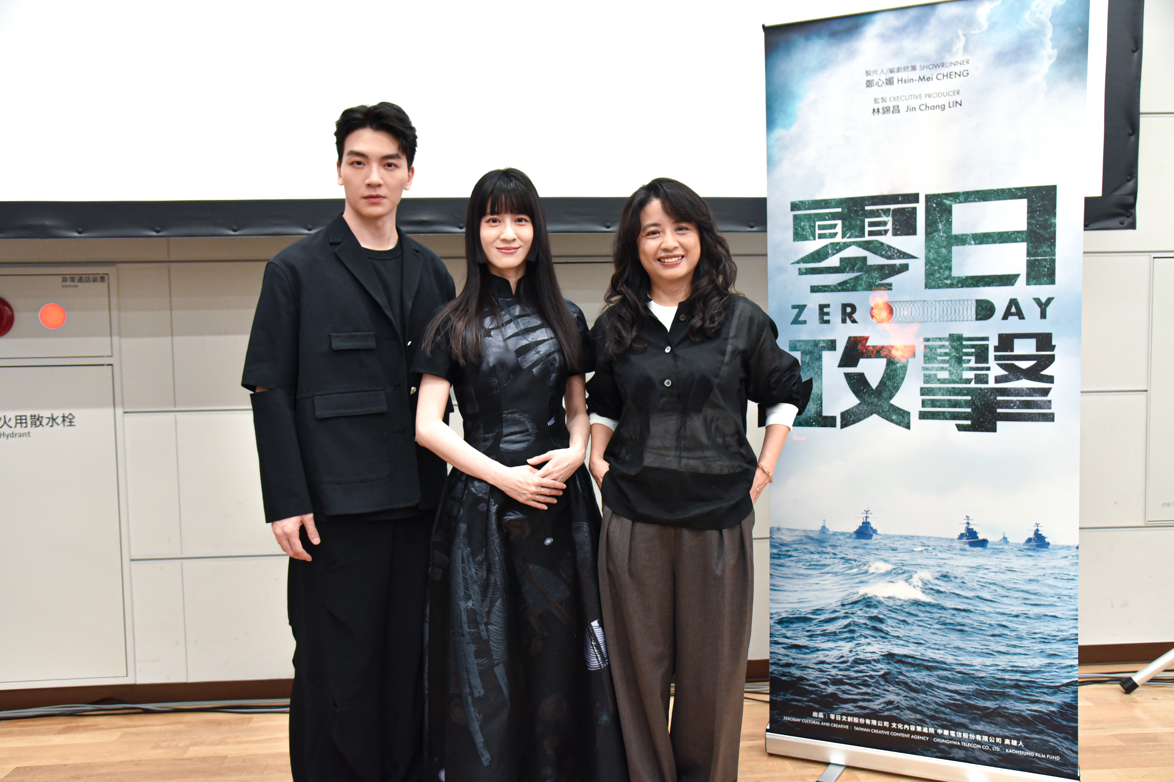 演員張洛偍（左起）、連俞涵用日語向媒體打招呼引起熱議，右一為製作人鄭心媚。（圖／零日文創提供）