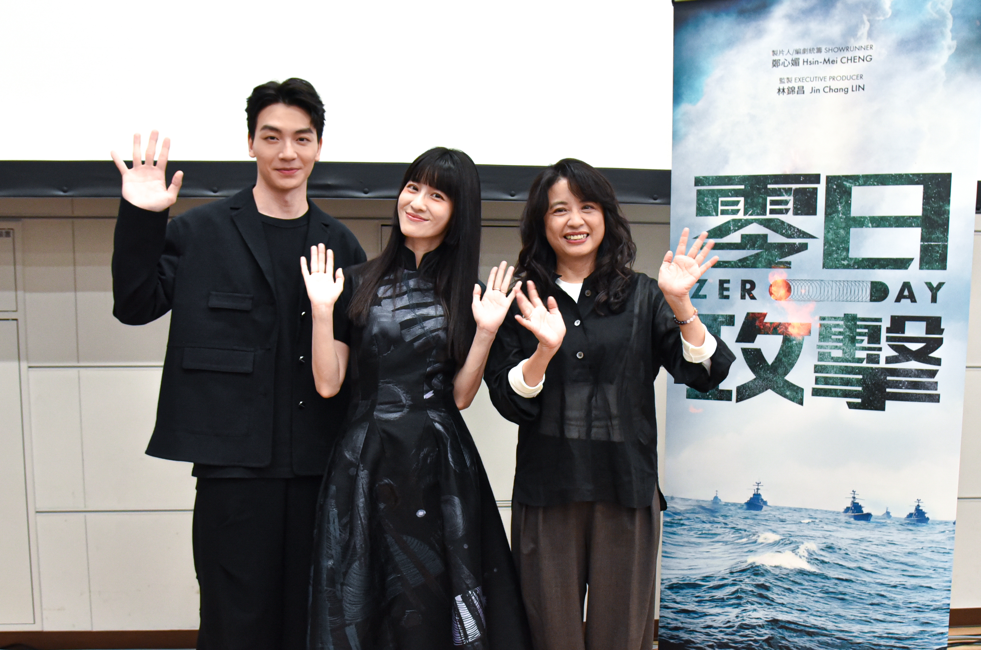 張洛偍（左）與連俞涵（中）劇中都有與日本演員對戲。（圖／零日文創提供）