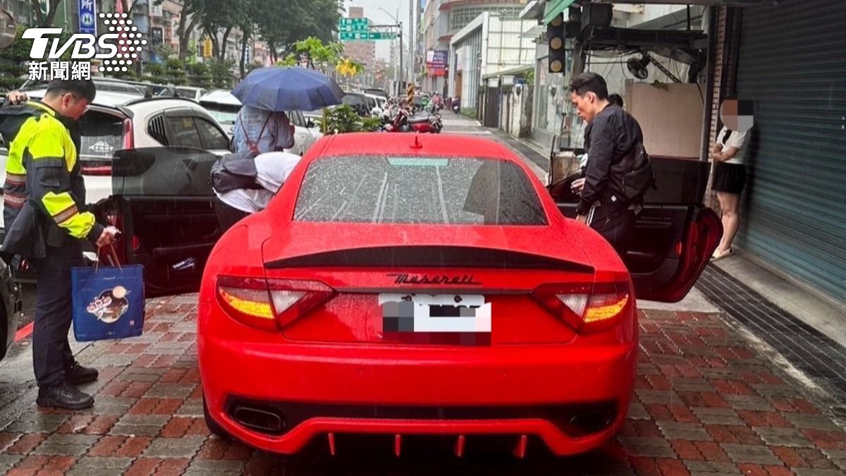 嫌犯駕駛瑪莎拉蒂跑車現身,車內查獲喪屍菸彈等毒品。(圖/TVBS)