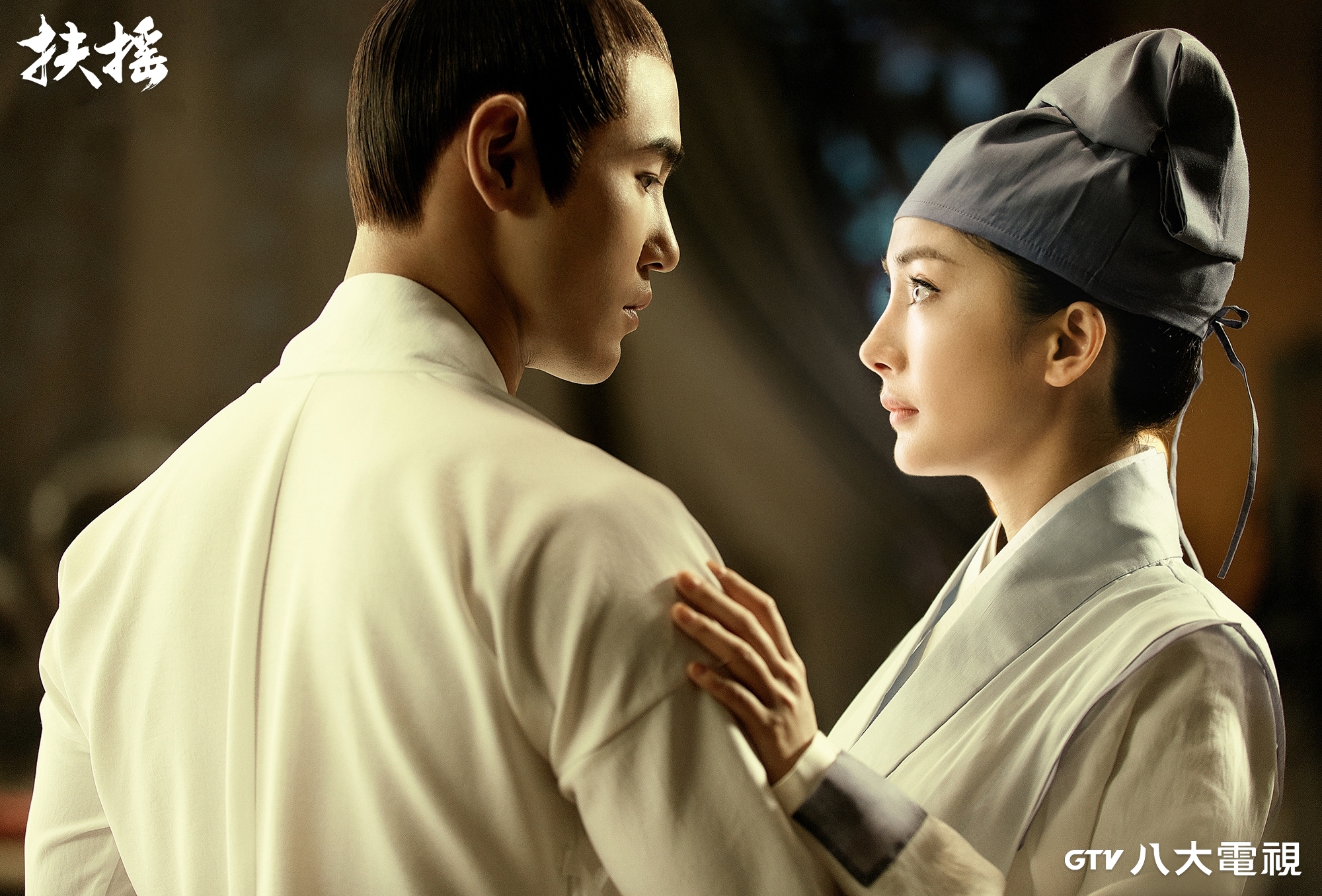 阮經天(左)首演古裝劇與楊冪(右)合作。(圖/八大提供)