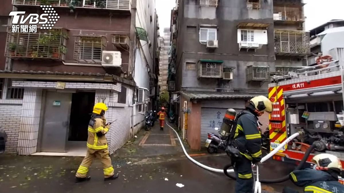 快訊/北市辛亥路公寓火警 2樓冒出火煙1人送醫