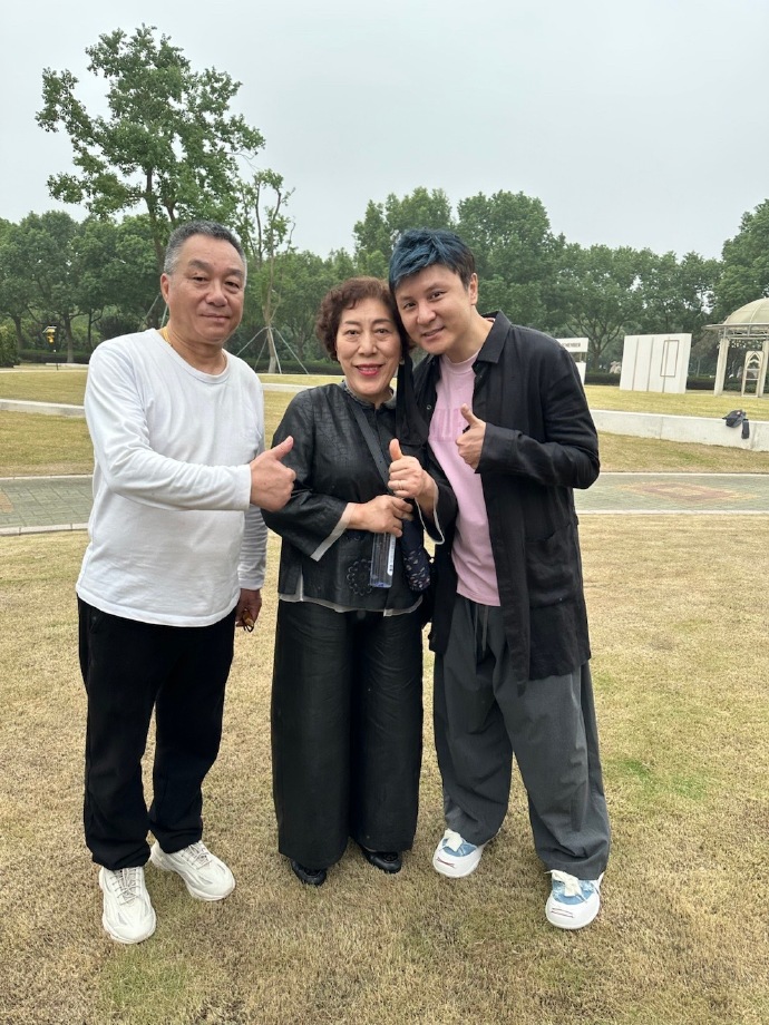 主持人朱楨與喬任梁的父母。(圖/翻攝自微博)