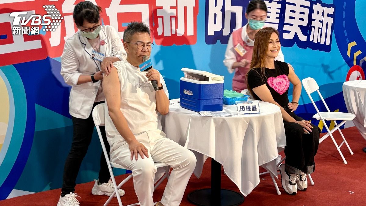 沈玉琳(左)和梁佑南現場接種疫苗。(圖/謝毅攝)
