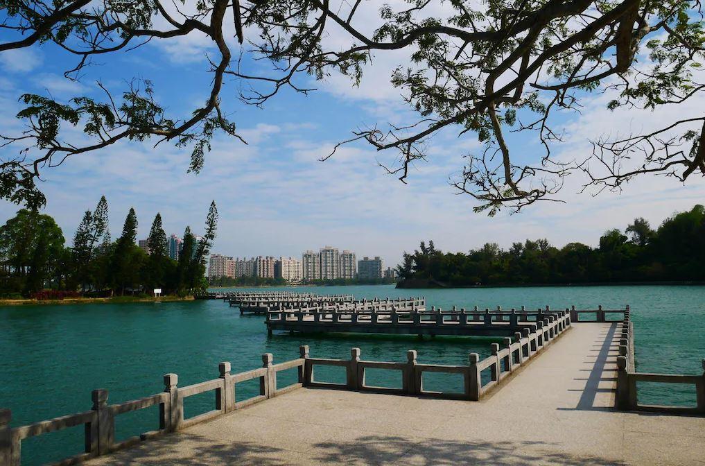 澄清湖水漾會館可以遠眺高雄澄清湖畔。（圖／翻攝自agoda）