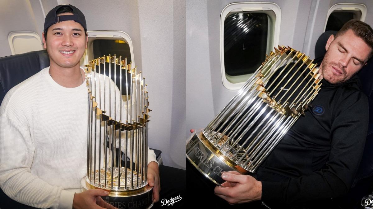 大谷翔平（左）和弗里曼與世界大賽獎盃的合照。（圖／取自 Los Angeles Dodgers X）