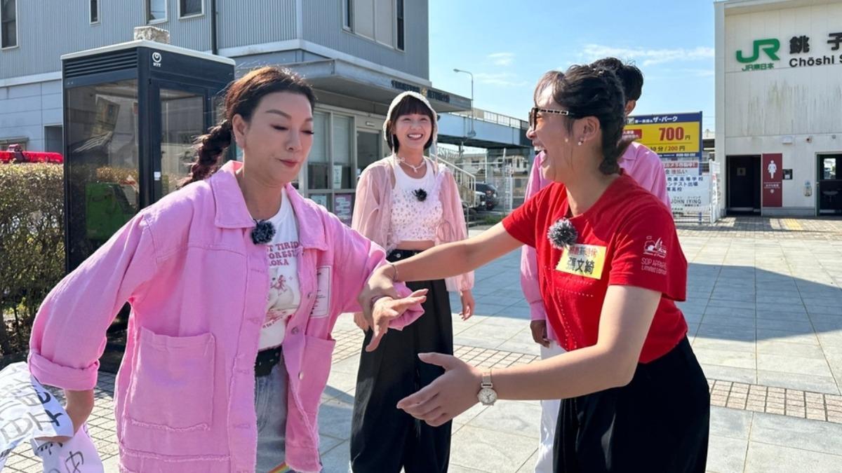 楊繡惠(左起)、籃籃、張文綺一行人到日本關東地區最東邊的「銚子電鐵」體驗列車長的一天。(圖/民視提供)
