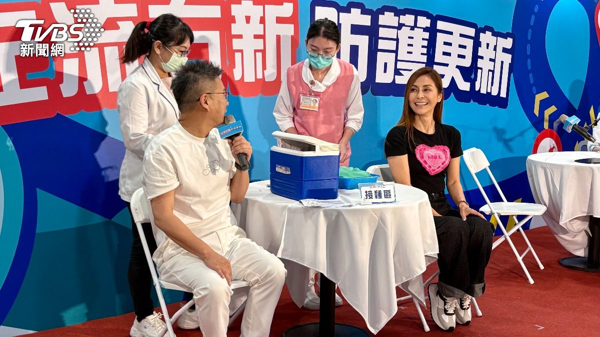 梁佑南(左)和沈玉琳現場接種疫苗。(圖/謝毅攝)