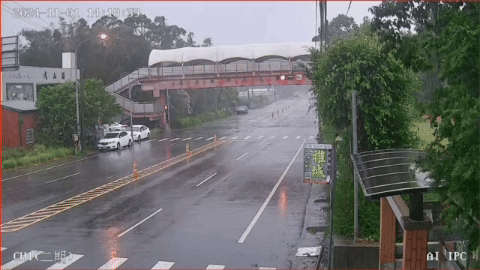 邱男疑似天雨路滑遇到碰撞。(圖/TVBS)