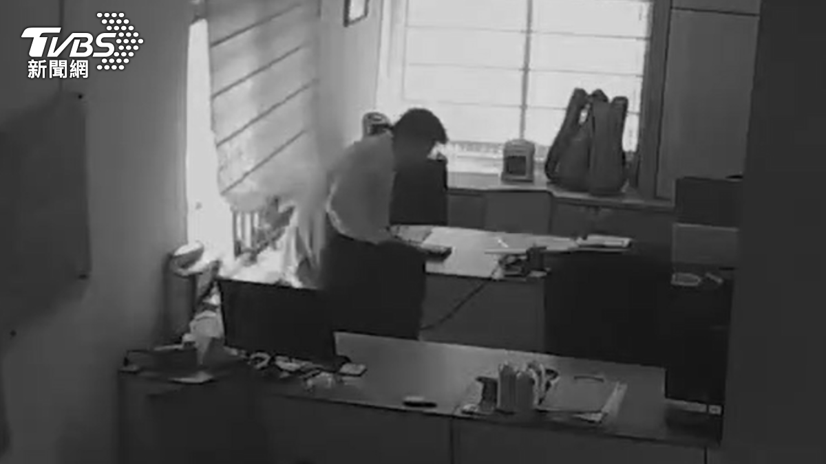 男子破窗闖入。(圖/TVBS)