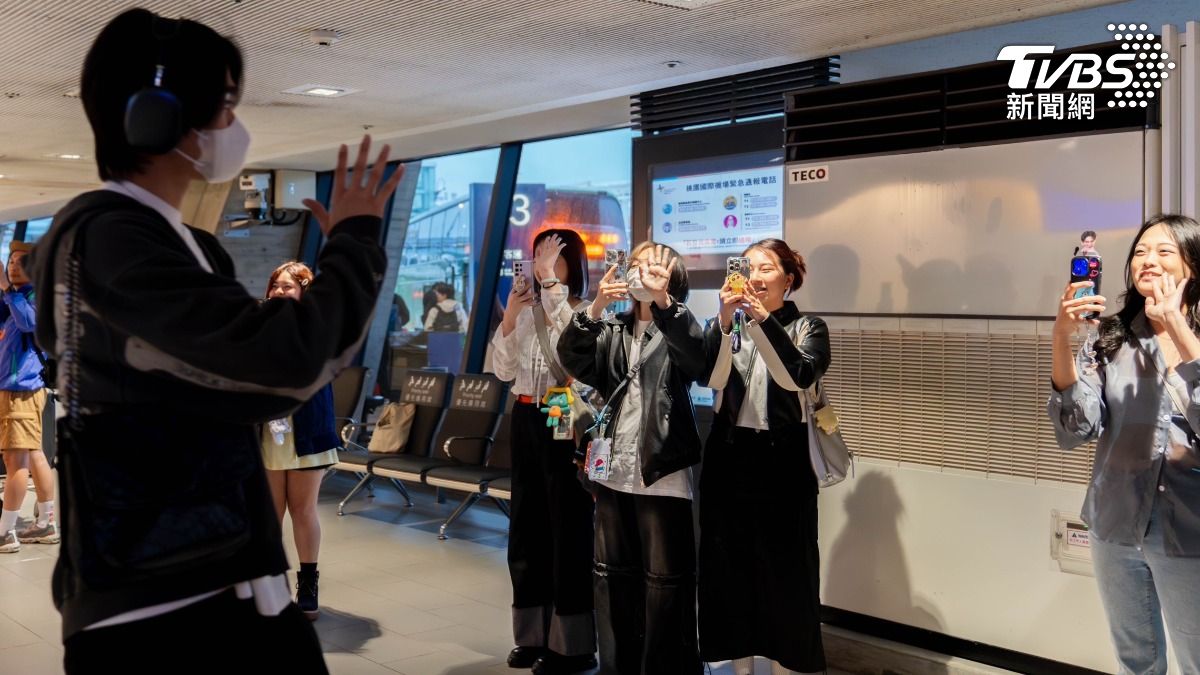 泰國校園劇《We Are》8人氣演員抵台後,直奔101享用鼎泰豐小籠包。(圖/翻攝自網路)