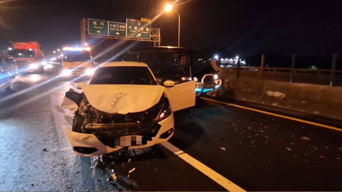 快訊／高雄88快速道路連環車禍！「4車嚴重追撞」1人送醫　現場慘況曝