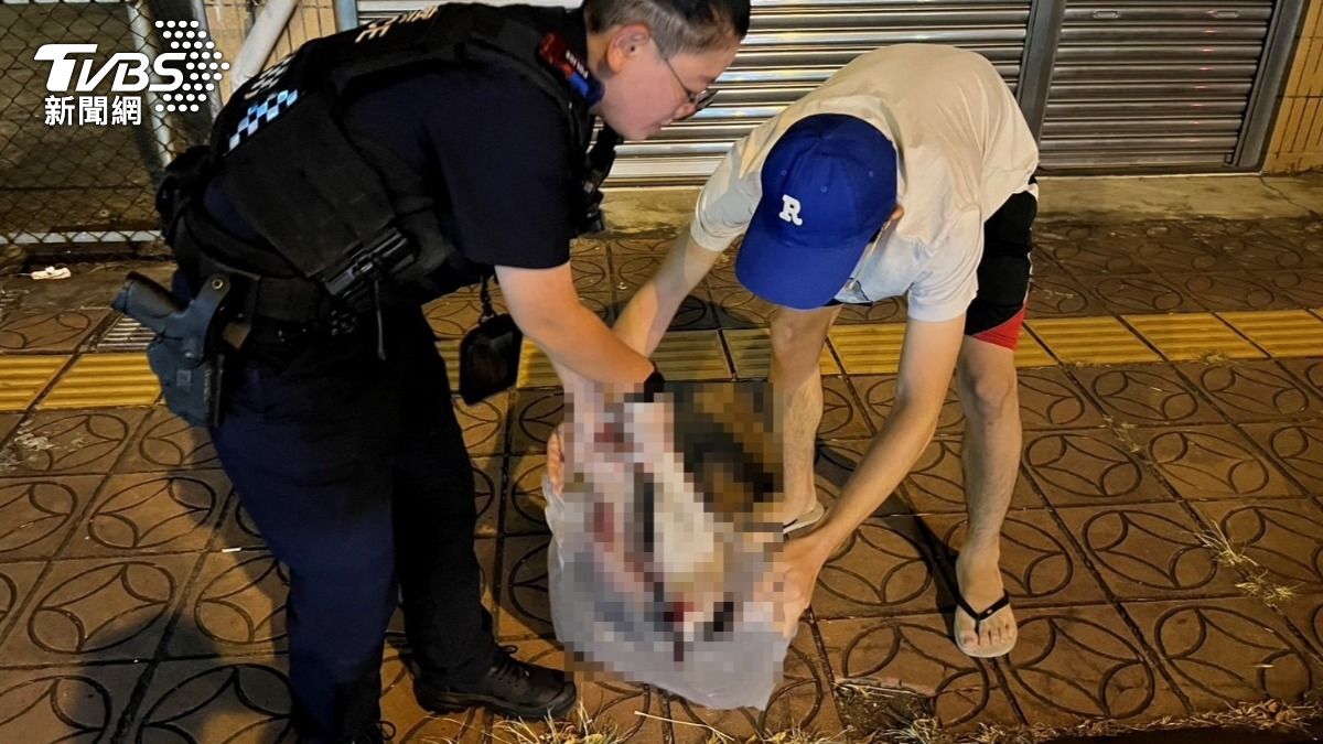 警方與熱心路過民眾趕緊將小貓移往安全處所。（圖／TVBS）