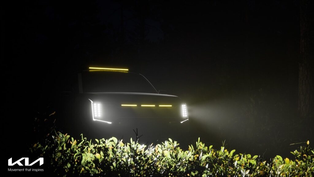根據原廠釋出的圖片,其中一輛應為Kia EV9這款三排七人座電動休旅車的越野版。(圖/Kia提供)