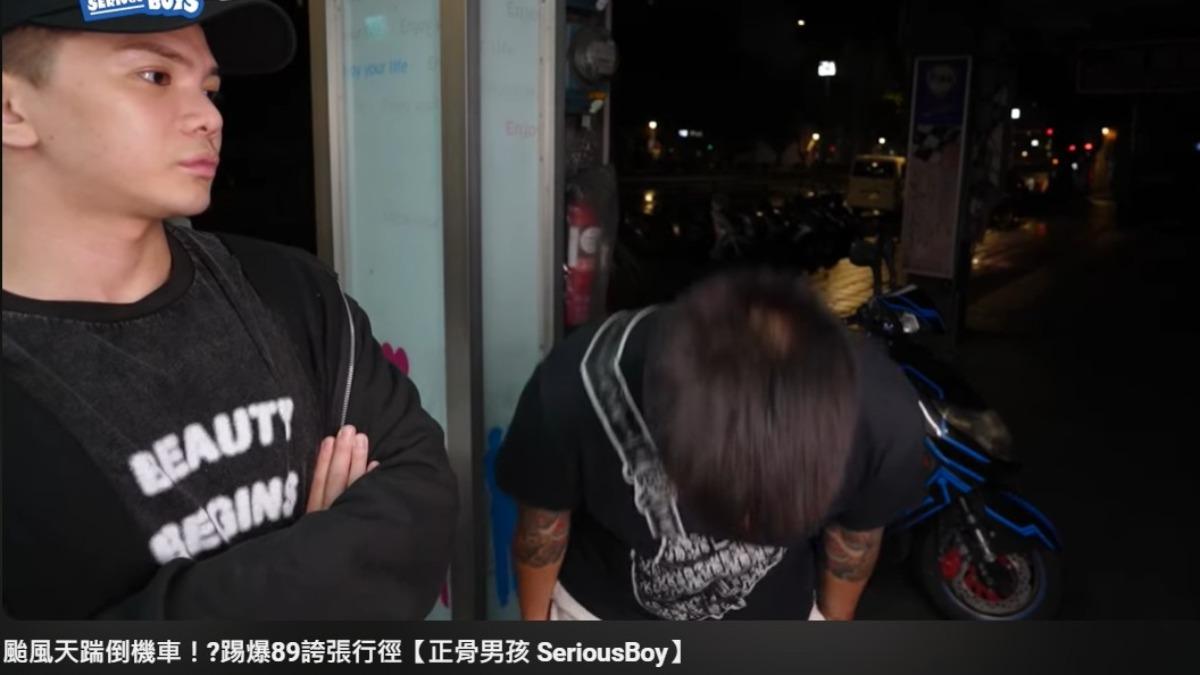 吳男鞠躬道歉。（圖／翻攝自YouTube@WACKYBOYS520）