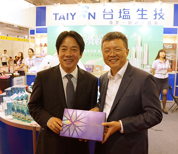 台鹽綠能前董事長陳啟昱與時任台南市長賴清德合影。(圖/翻攝自台鹽生技官網)