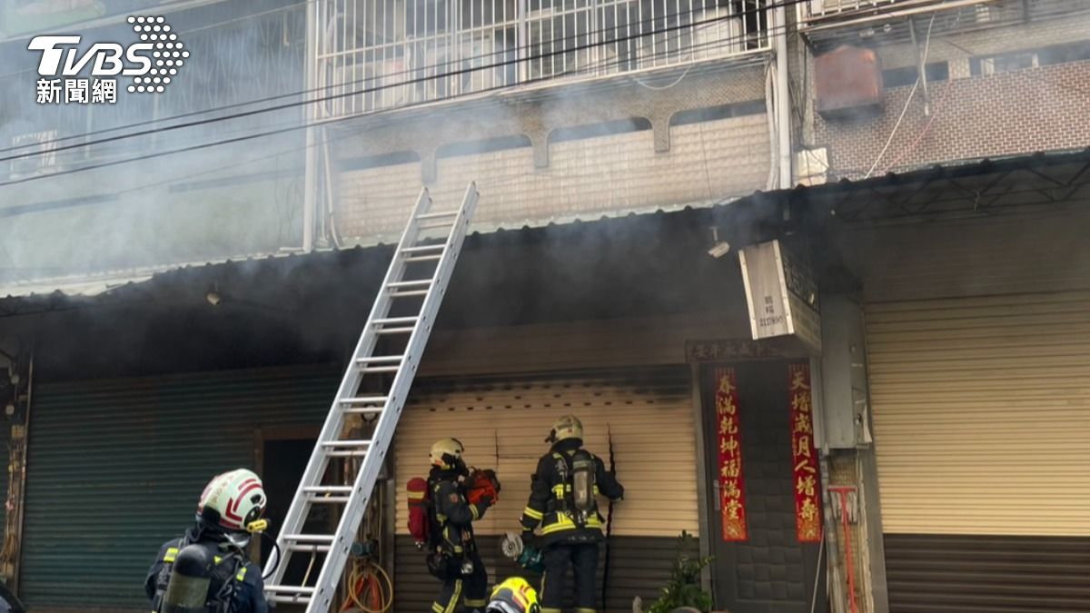 透天厝全面竄火。（圖／TVBS）