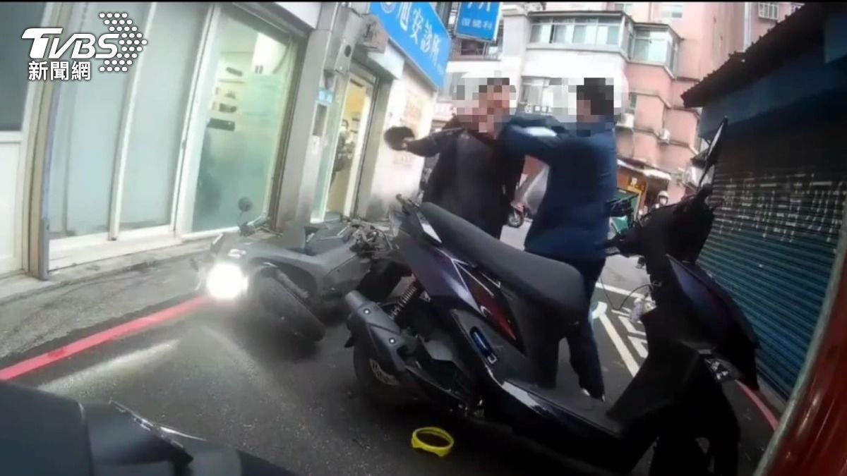 譙三X!淡水男會車遭嗆聲 回頭追尾「安全帽」尻頭