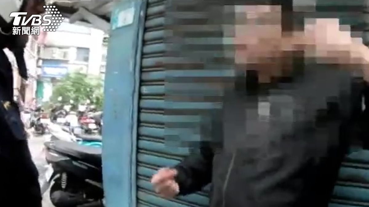 警方到場制止,楊男仍憤怒地罵對方「譙三小」。(圖/TVBS)