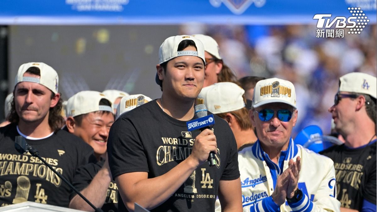 麥克風傳到大谷手裡時,球迷瞬間爆出瘋狂的歡呼聲。(圖/達志影像路透社)