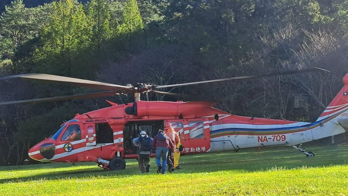 康芮颱風受困!南投4獵人「失聯2天」找到了 直升機吊掛下山