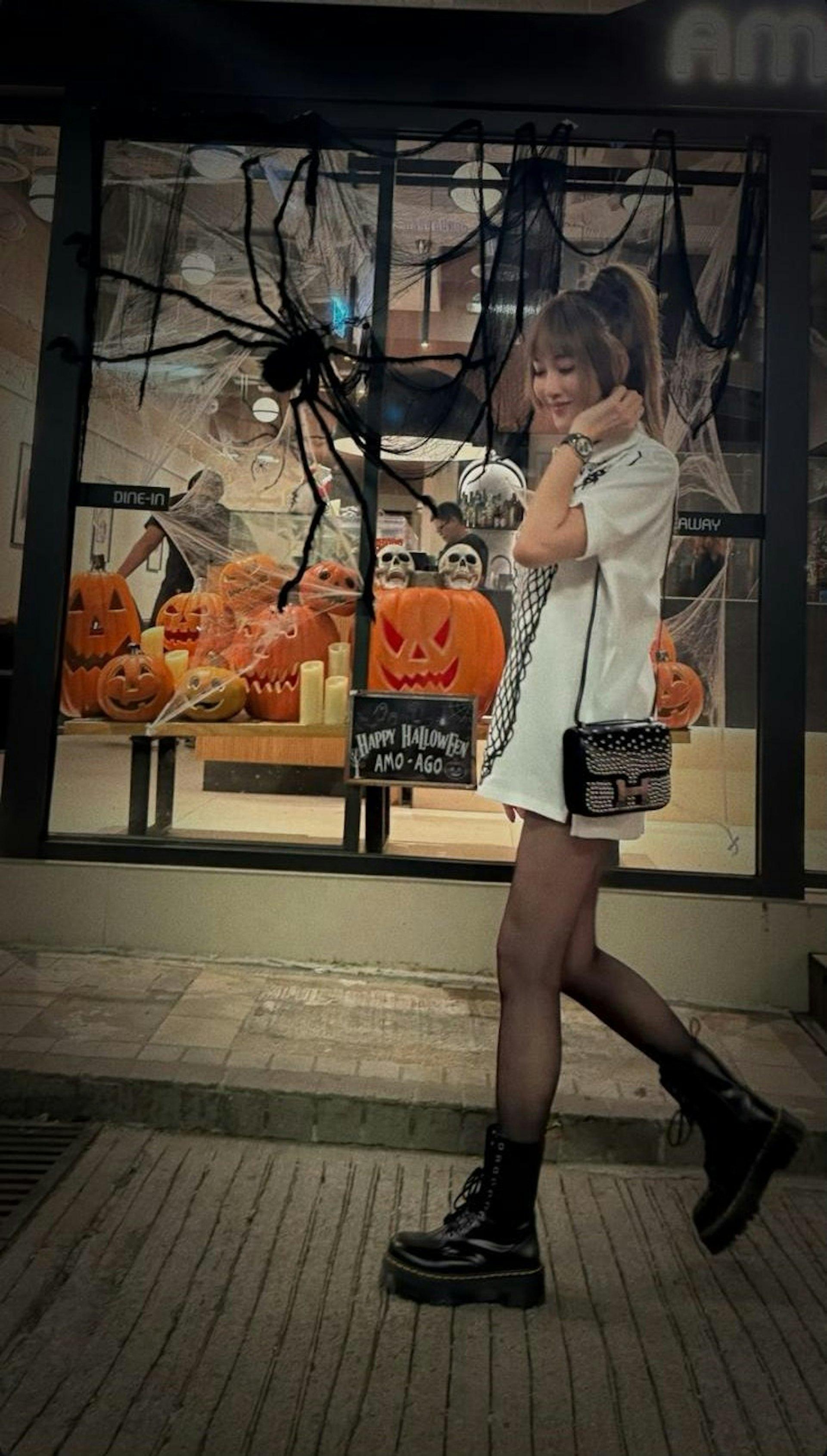李彩華背著Hermès Constance III Miroir Clouté Bag。(圖/翻攝自IG@rainli1111)