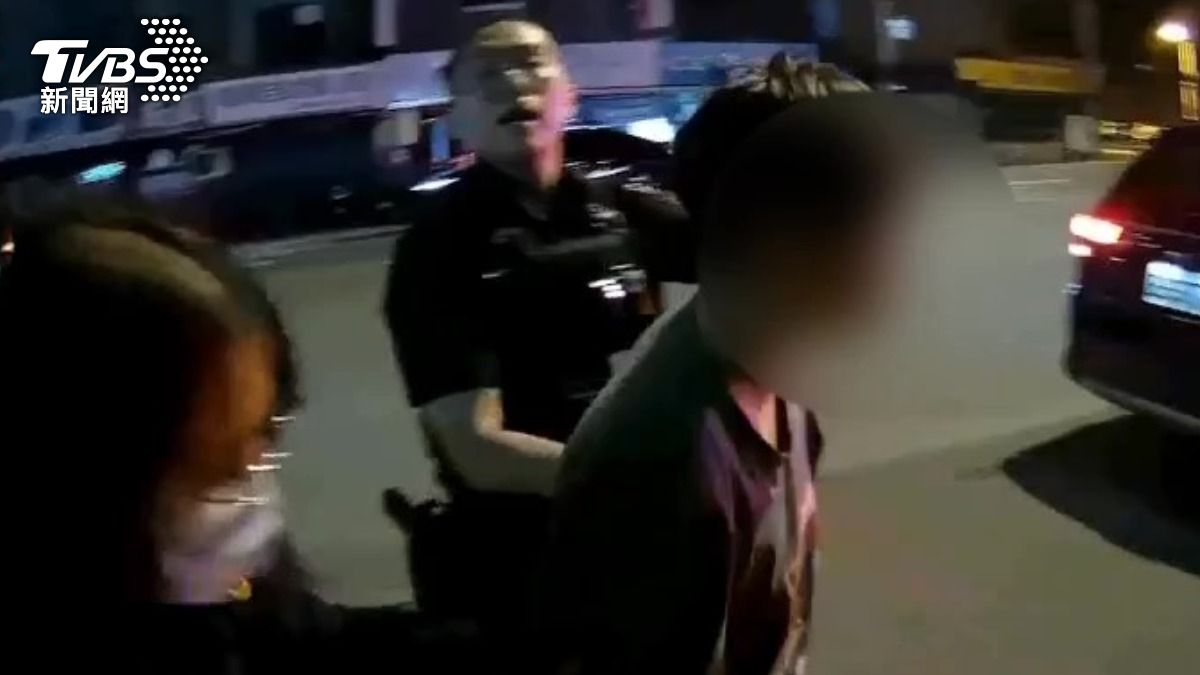 警方到場將女子帶回派出所保護管束。（圖／TVBS）