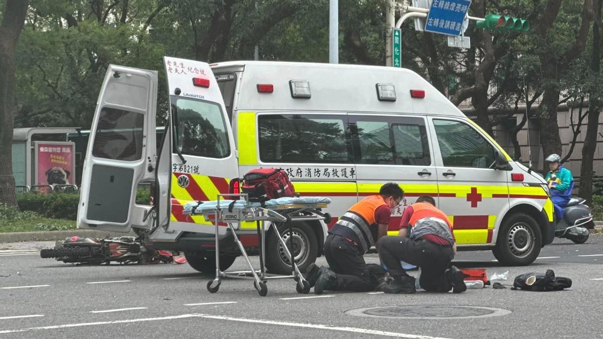 救護人員到場搶救。(圖/翻攝重機車友 ❘ 各區路況天氣、資訊分享中心 )