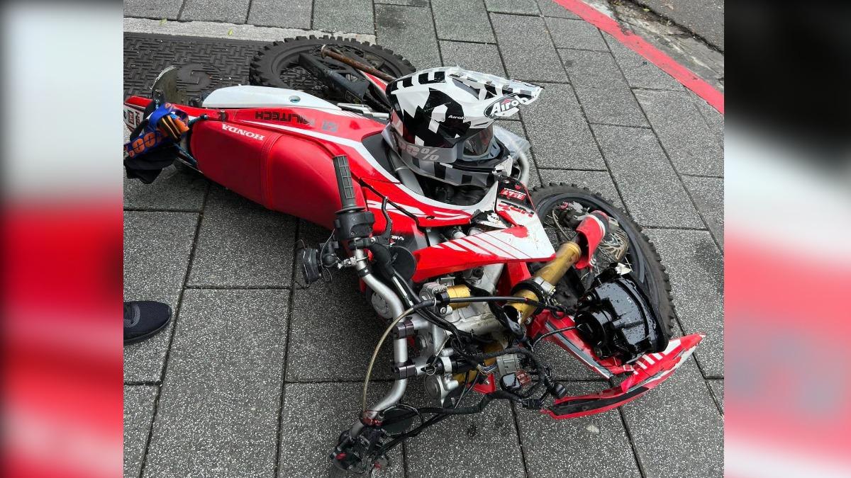 女騎士車輛嚴重毀損。(圖/翻攝重機車友 ❘ 各區路況天氣、資訊分享中心 )