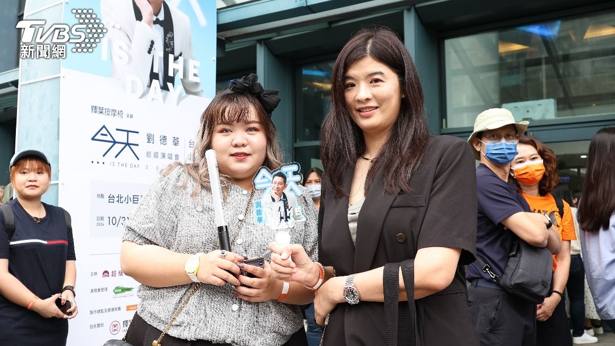 龔小姐(左)說出許多粉絲的心聲,對於遭網友攻擊,她淡定看待。(圖/張哲鳴攝)