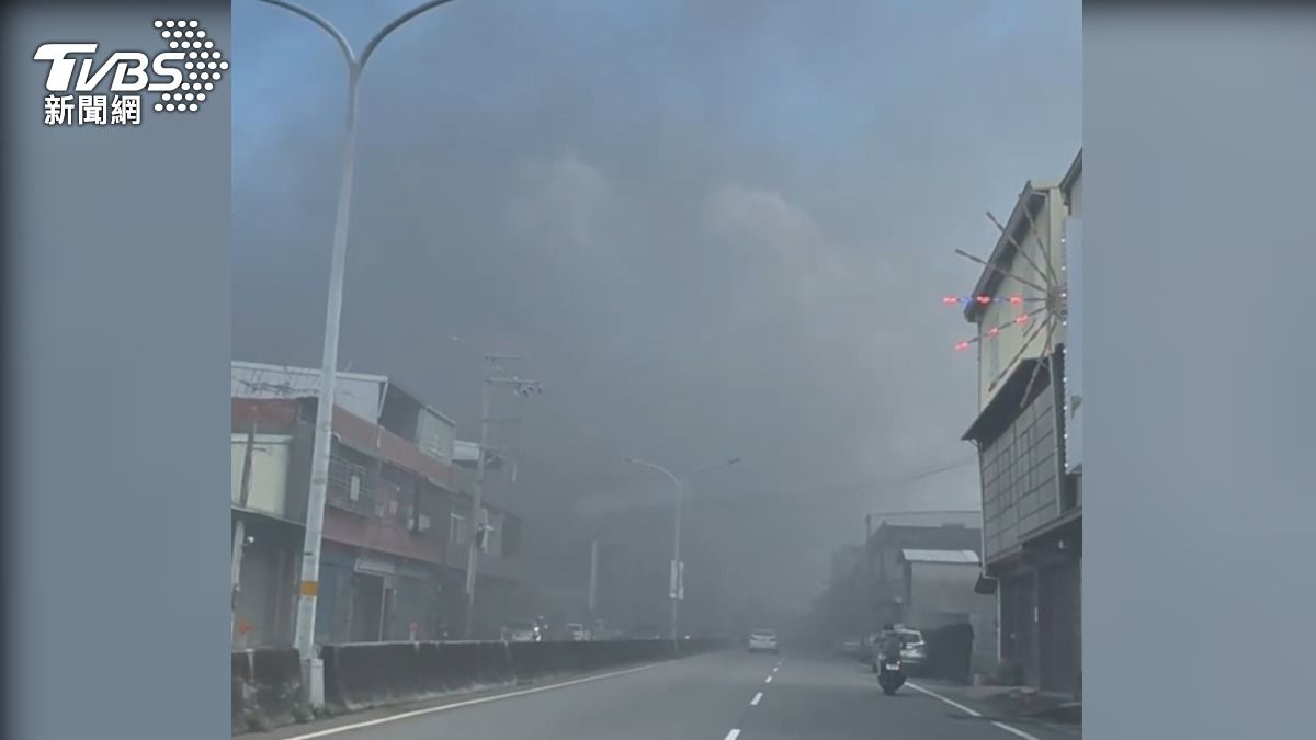濃煙飄至附近道路。（圖／TVBS）