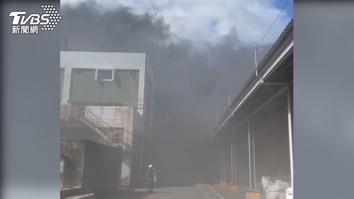 起火建築為一棟3樓鐵皮倉庫。（圖／TVBS）