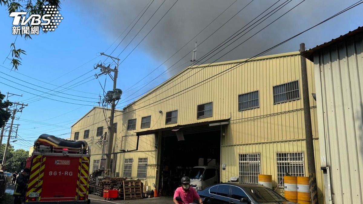 黑煙竄天際!台中百坪烤漆工廠大火 「大量油漆桶」火勢漫延